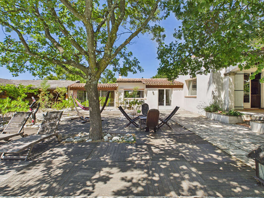 Villa 400 m2  sur 3411m² avec piscine, jacuzzi et dépendances - photo 2
