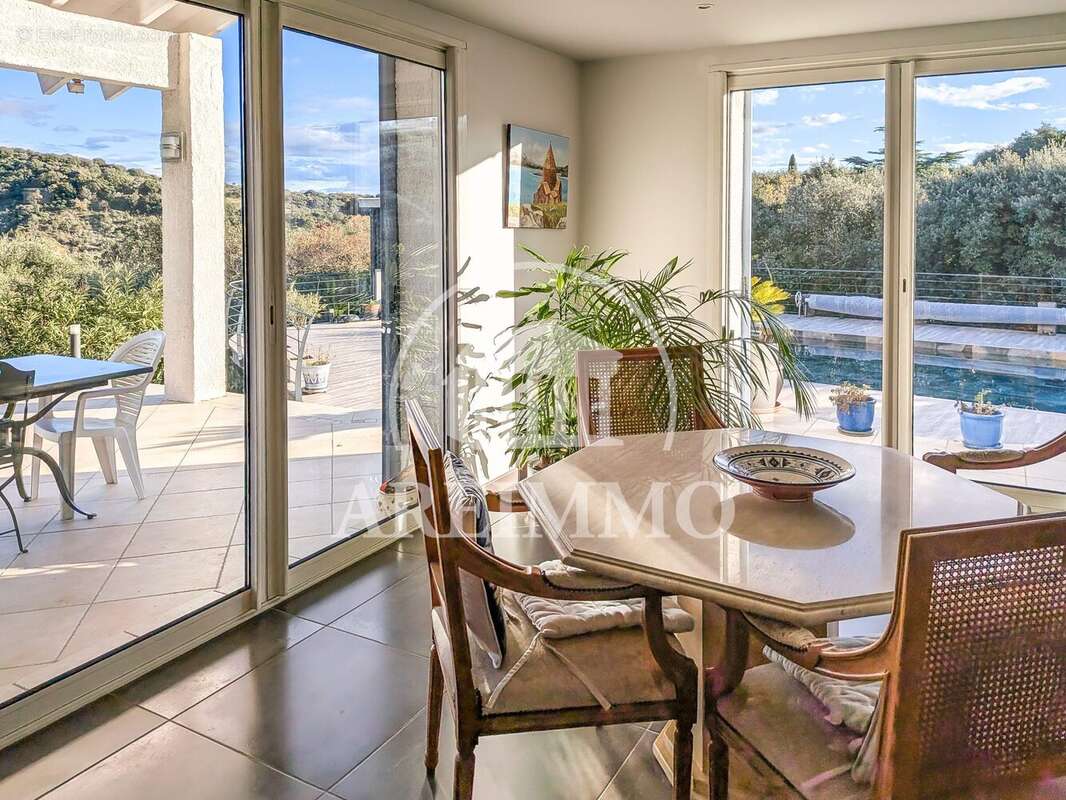 Maison 210 m² à Saint-Martin-De-Londres  - photo 2