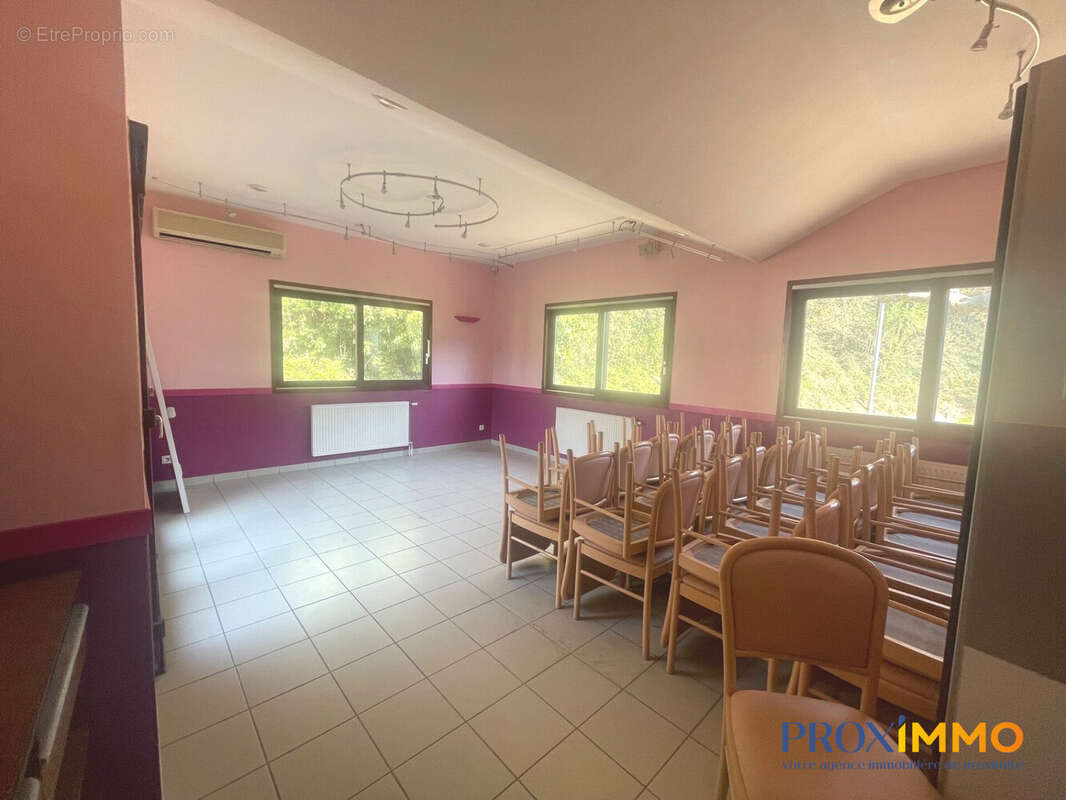 200 m² à Saint-Jean-De-Moirans  - photo 5