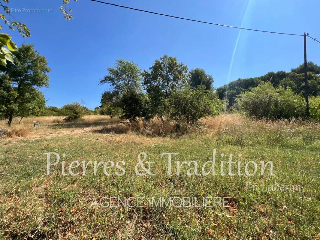 Luberon, bâti ancien à rénover sur plus d'un hectare de terrain proche commodités - photo 9