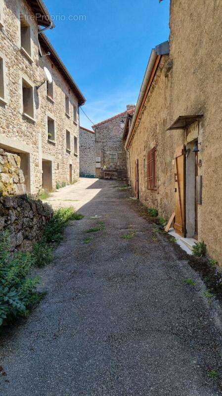 Le BESSAT 42660 Secteur Graix maison de village 2 chambres garage terrain non attenant 285m² - photo 15