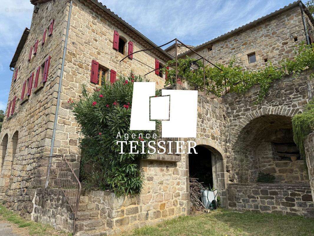 Maison à SAINT-PIERRE-SAINT-JEAN