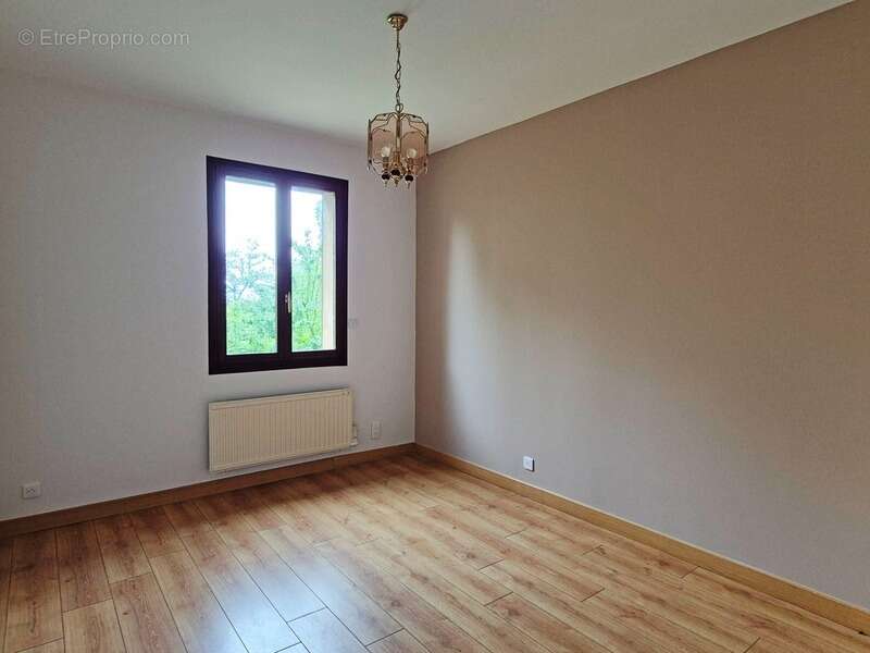 A vendre CRAYSSAC (46) Maison familiale 8 pièces de 200m² habitables - 5 chambres - 2 Vérandas - Terrain de 8000 m² - photo 11