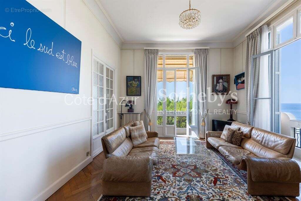 Cap de Nice, villa pieds dans l'eau de 229 m² avec accès direct à la mer et deux garages - photo 11