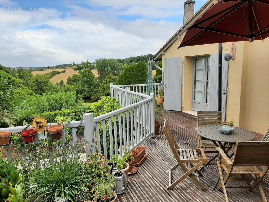 Charmante propriété de 2 chambres et 2 salles de bains à Aubeterre, avec vue exceptionnelle - photo 15
