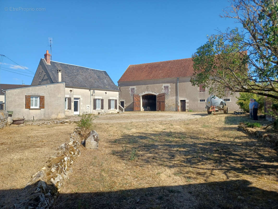 Ancienne fermette avec nombreuses dépendances et terrain attenant d'env 7 800m2 - photo 8