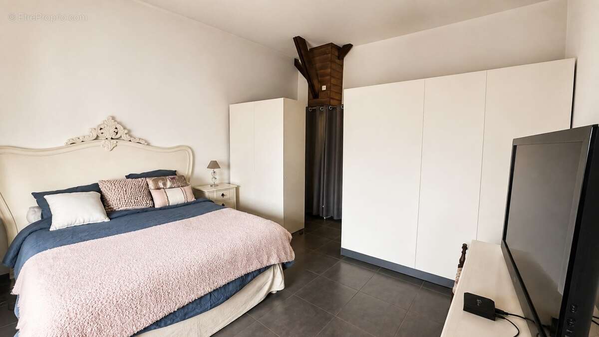 Propriété à vendre 215m² SAINT JEAN D'ILLAC (33) - photo 4