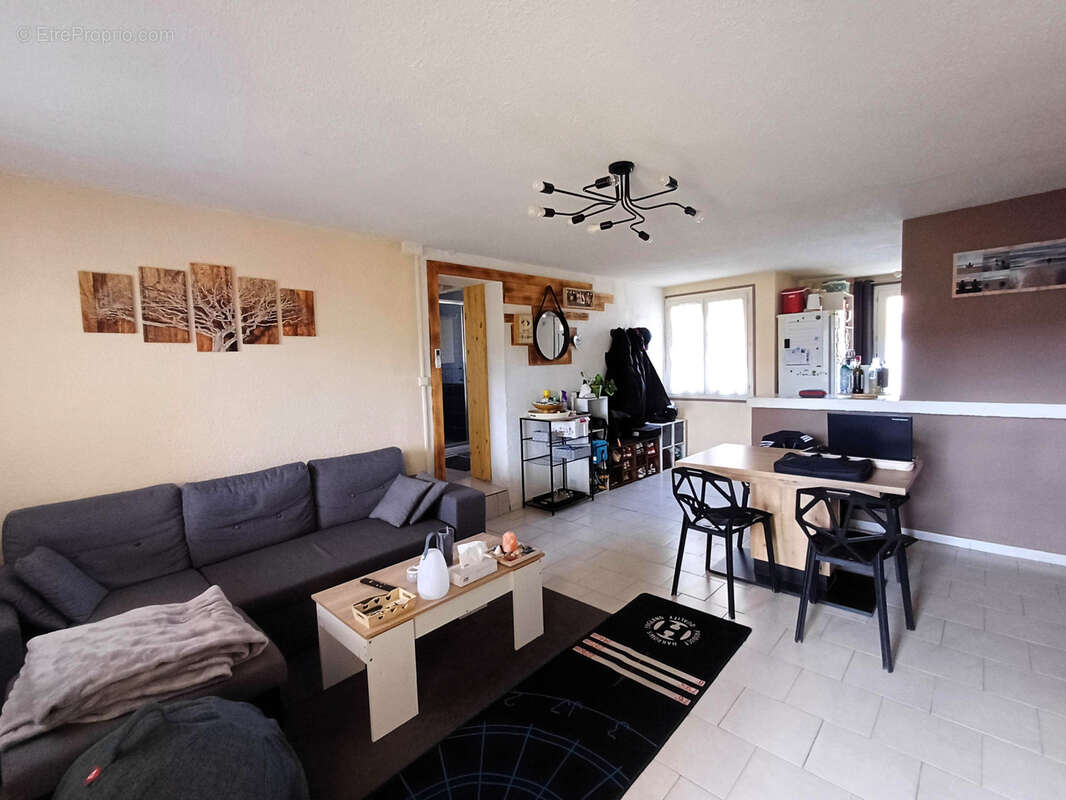 Appartement T4, vue, terrasse et parking (Chataignier), résidence fermée avec piscine et terrain de pétanque - photo 4