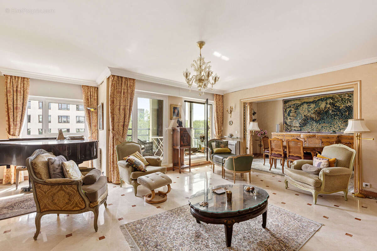 Appartement Paris 4 pièce(s) avec loggia 116.20 m² plus box et cave. - photo 3