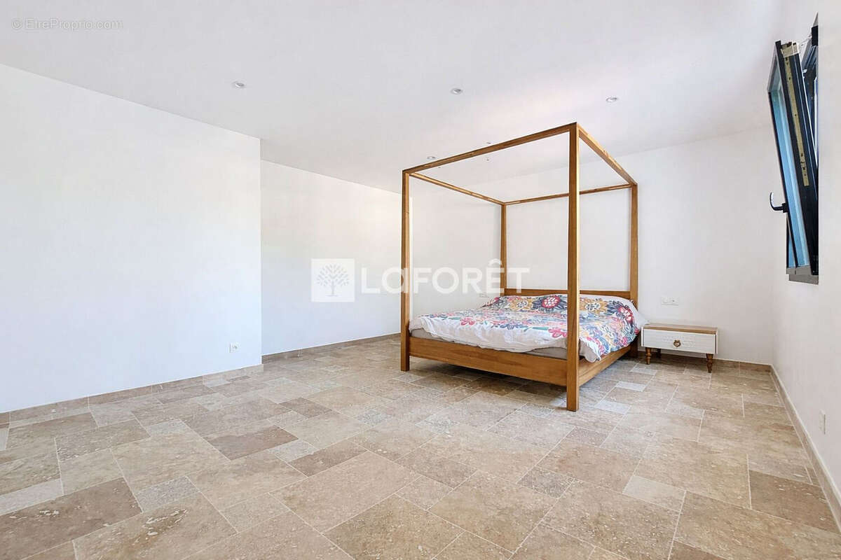 Maison à FONTAINE-LA-GUYON