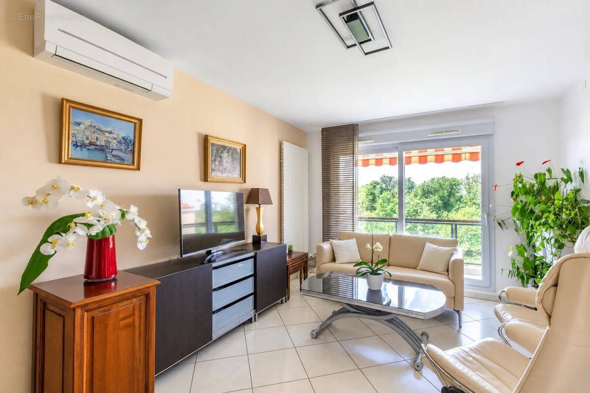Appartement à MEYZIEU