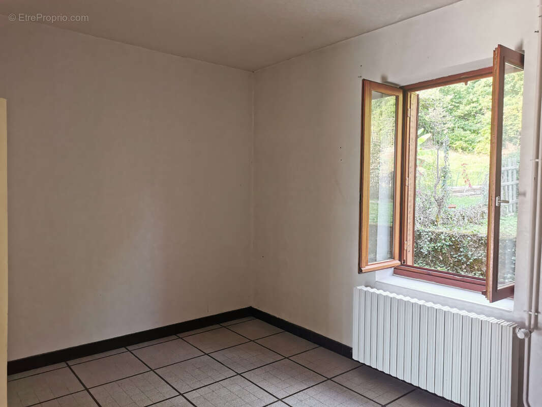 Maison à MONTAGNIEU