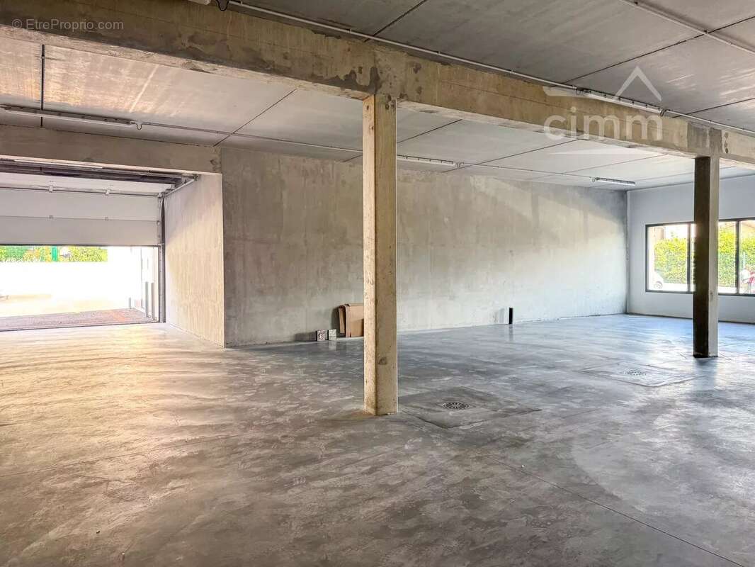 Commerce à LA TERRASSE