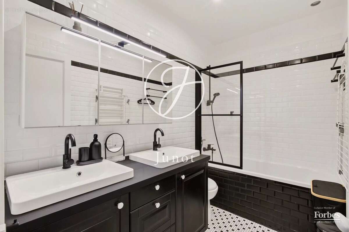 Appartement à PARIS-16E