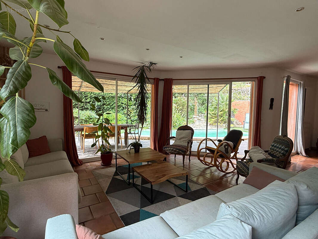 Maison à LA ROQUE-D&#039;ANTHERON