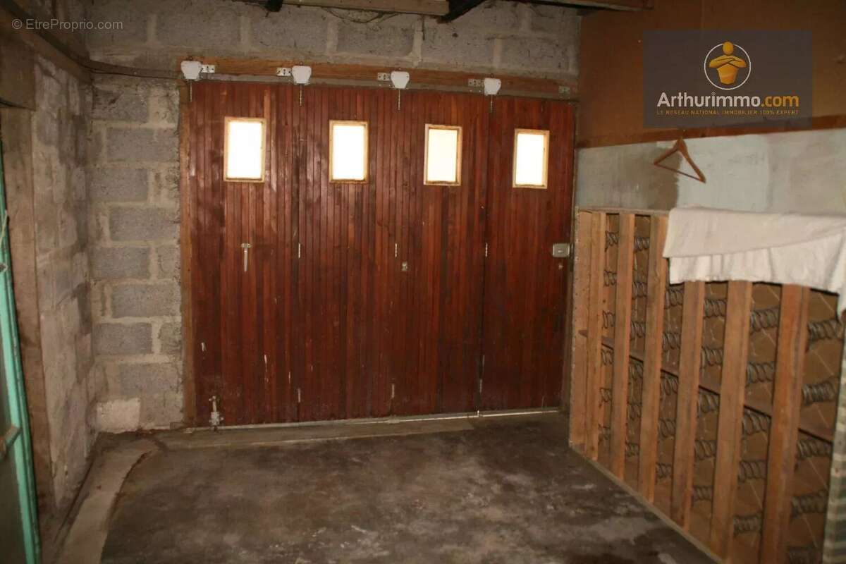 Parking à LA GREE-SAINT-LAURENT