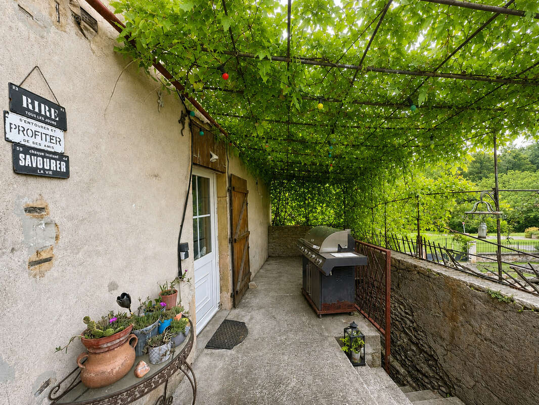Maison en pierres rénovée, élevée sur dépendances à Saint Pierre de Boeuf - 3 chambres + 160 m2 de jardin - photo 7