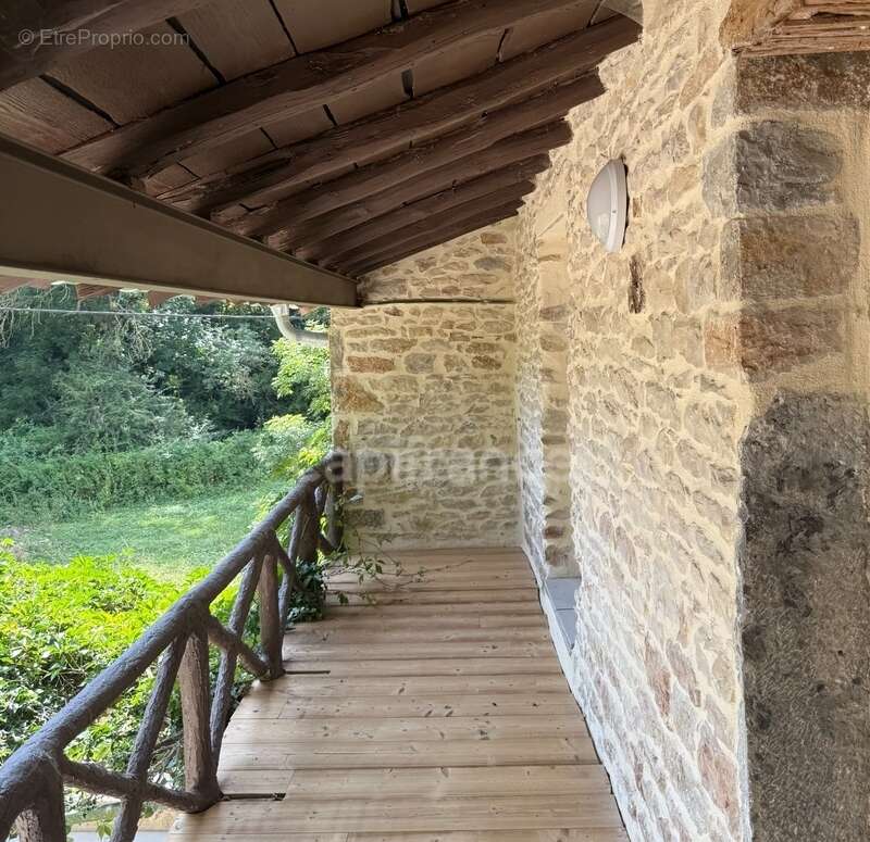 Berzé-la-Ville – Maison troglodyte avec grotte naturelle, charme brut et rénovation moderne - photo 2
