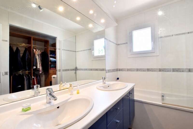 Maison de plain-pied avec grand jardin et piscine - photo 9