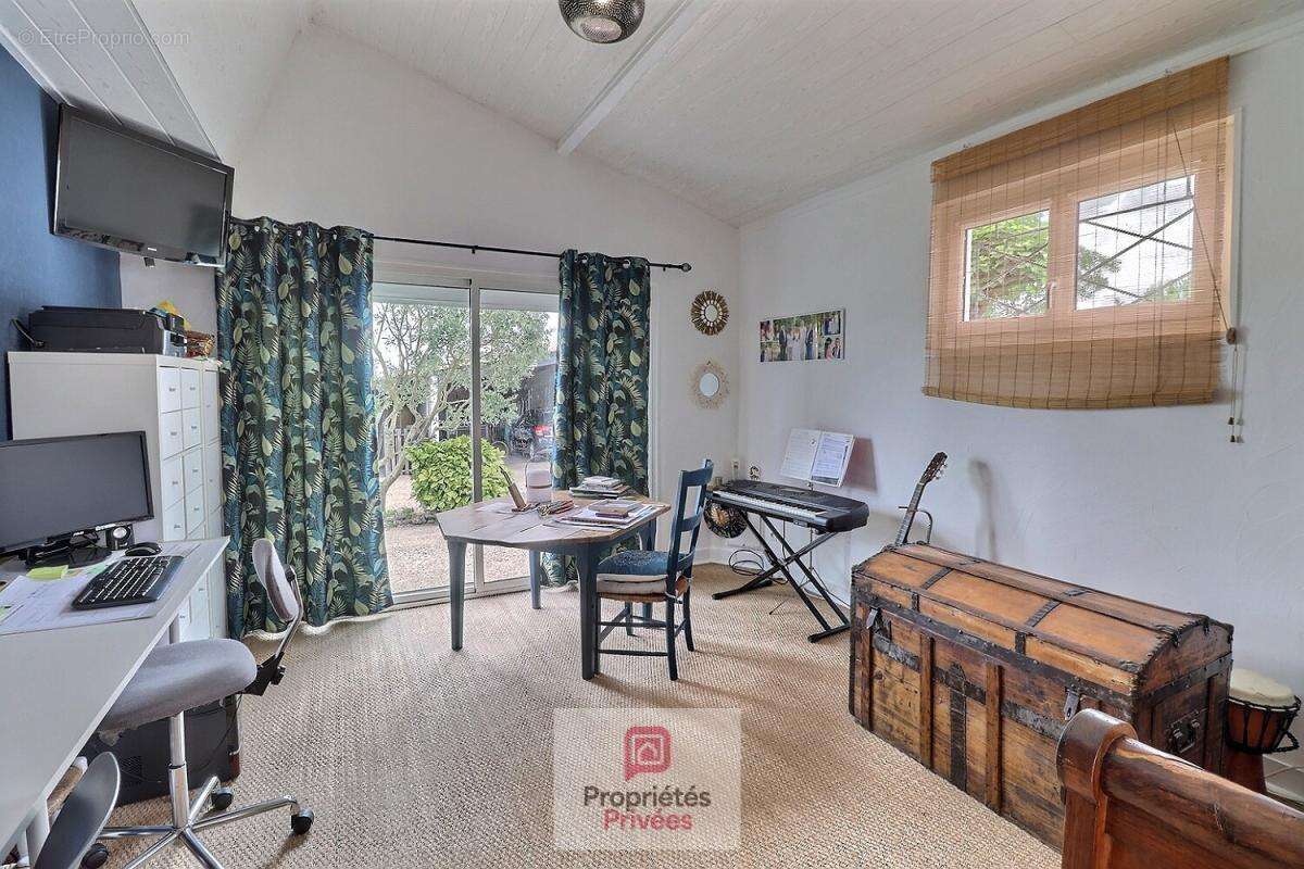 Maison familiale 4 chambres - 152 m² - Maison d'hôtes de 20 m2 - Piscine - Jardin paysager - Panneaux photovoltaiques - Belle pa - photo 13