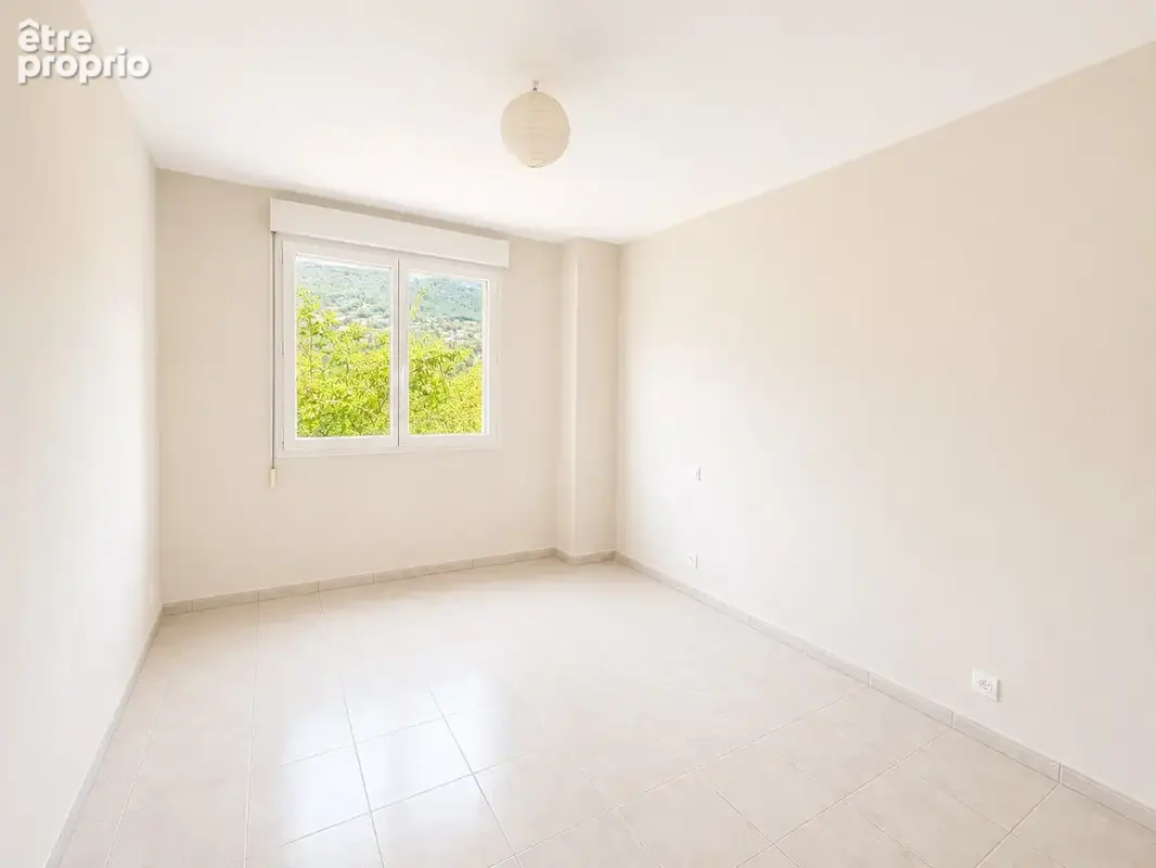 Proche centre ville de Vence appartement 3 pièces 85 m2 rénové, garage double et faibles charges - photo 6