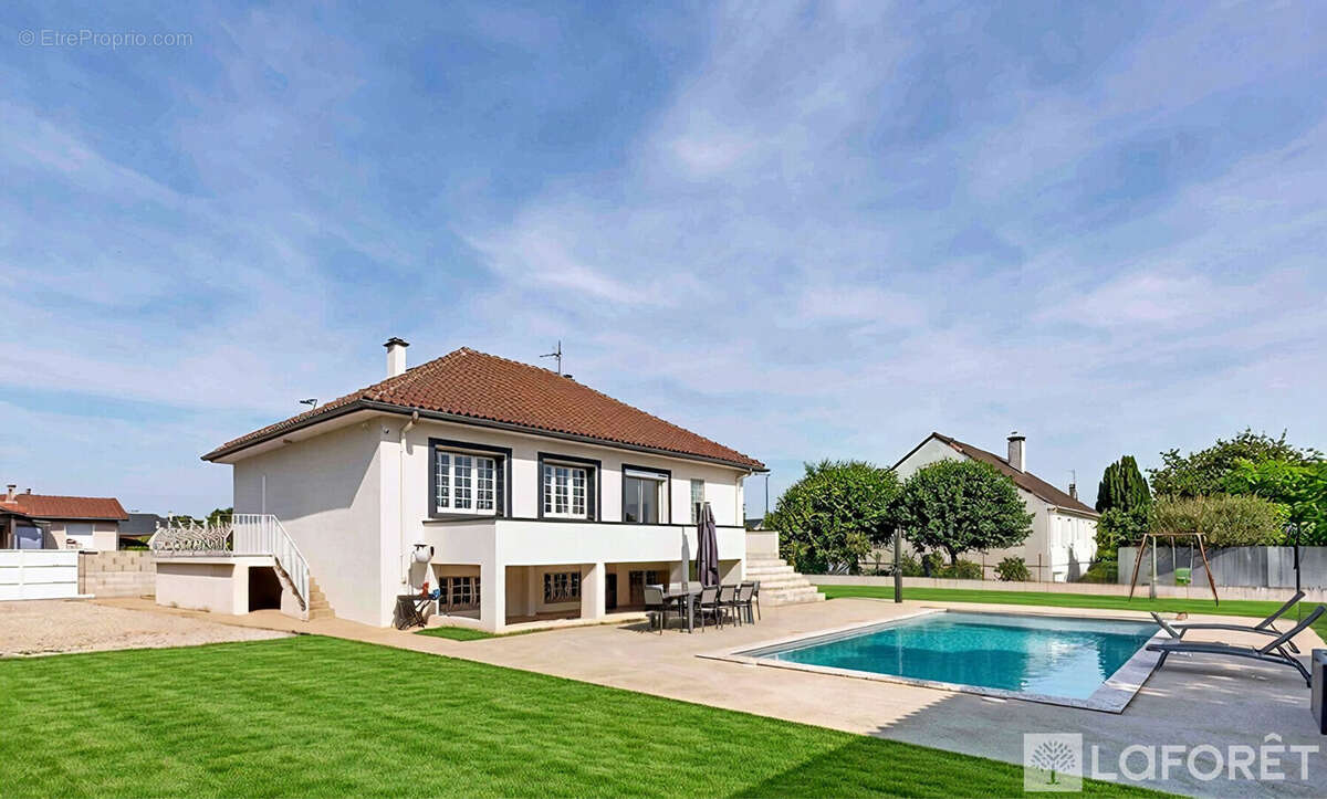 Maison Pusignan 5 pièce(s) 105.45 m2 - photo 2