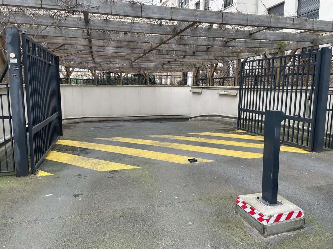 accès extérieur - Parking à SURESNES
