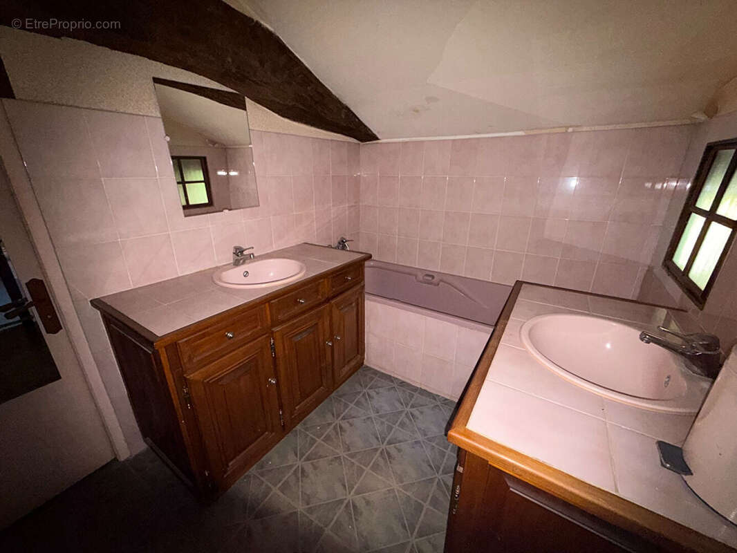 Maison de grande superficie au centre de Saint-Maurice-de-Satonnay - photo 8