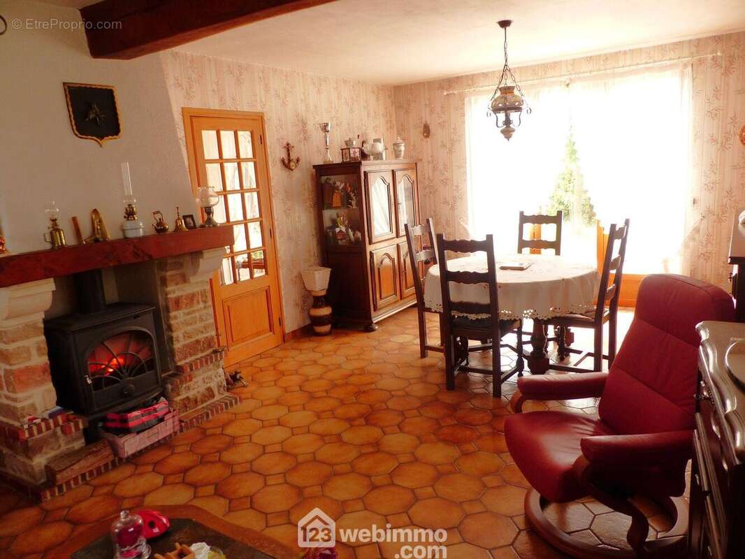 Avec un poêle à bois. - Maison à FONTAINE-LE-BOURG