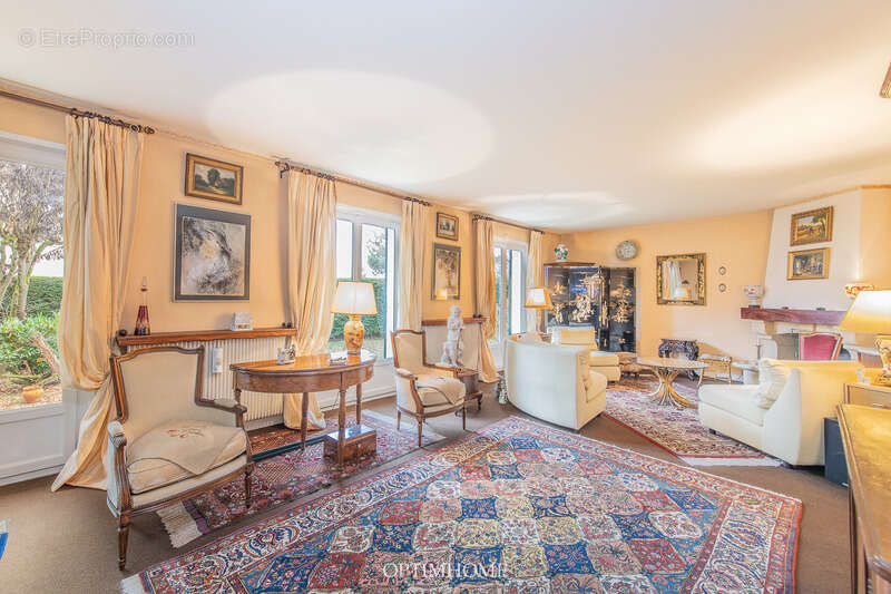 Maison à SAINT-NOM-LA-BRETECHE