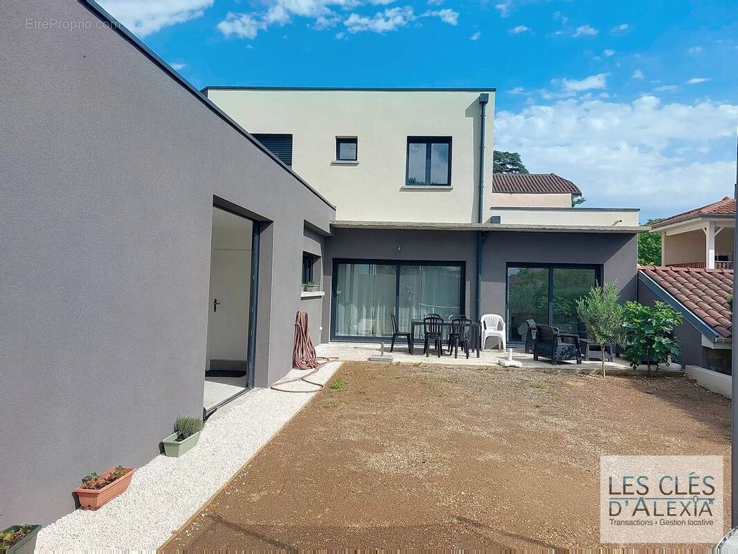 Maison - Quatre chambres- Double Garage - - photo 1