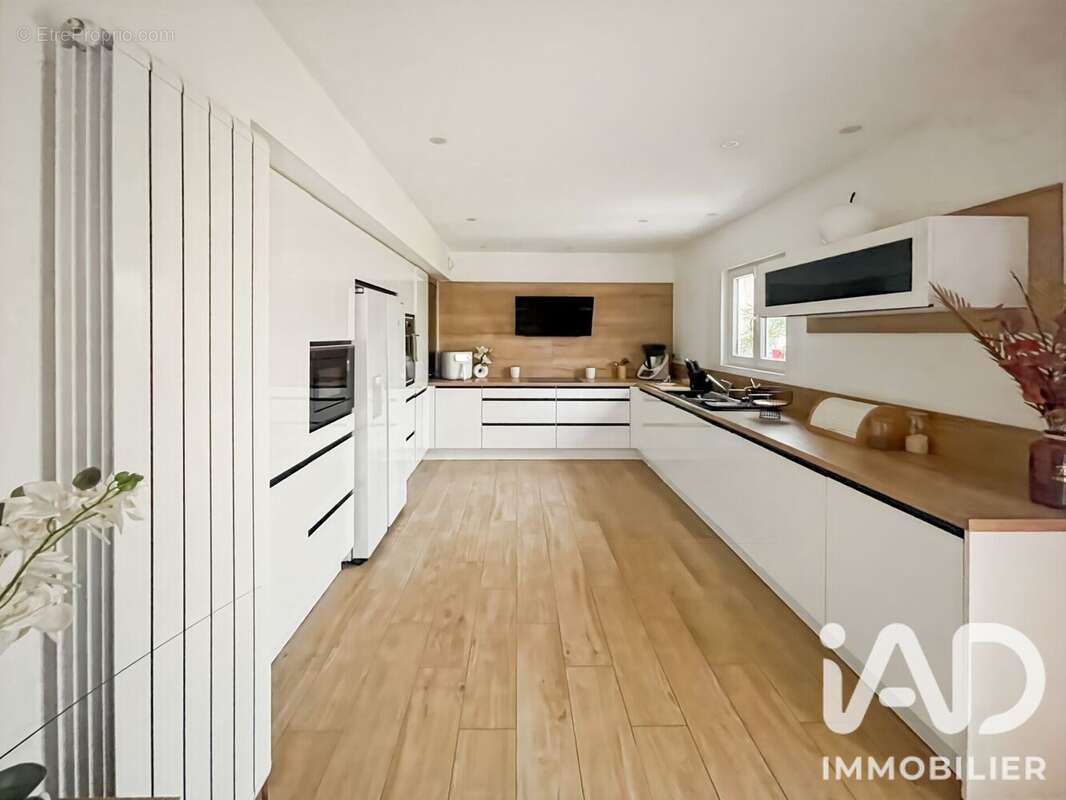 Maison 170 m² à Saint-Sauveur-Sur-Ecole  - photo 6