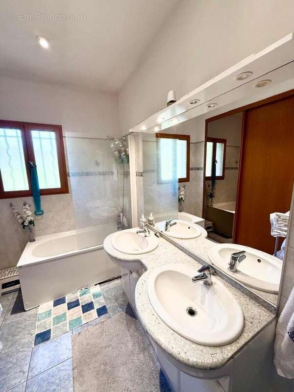   - Maison à AX-LES-THERMES