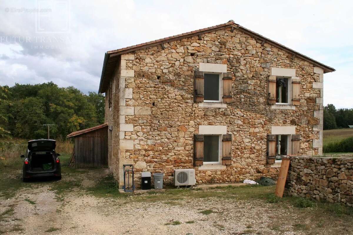Maison à SAINT-FRONT-LA-RIVIERE