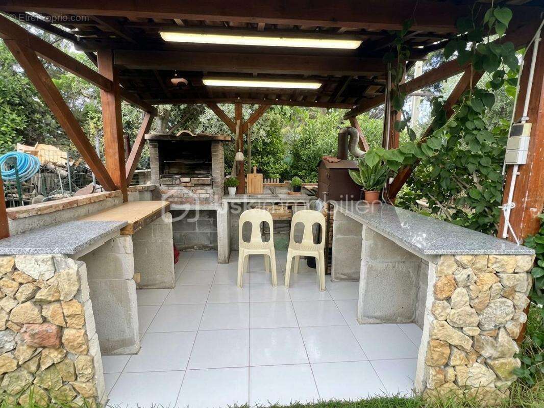 OLLIOULES – FAVEYROLLES - Maison familiale T9 de 160 m² avec annexes, piscine et terrain de 2 000 m² - photo 9