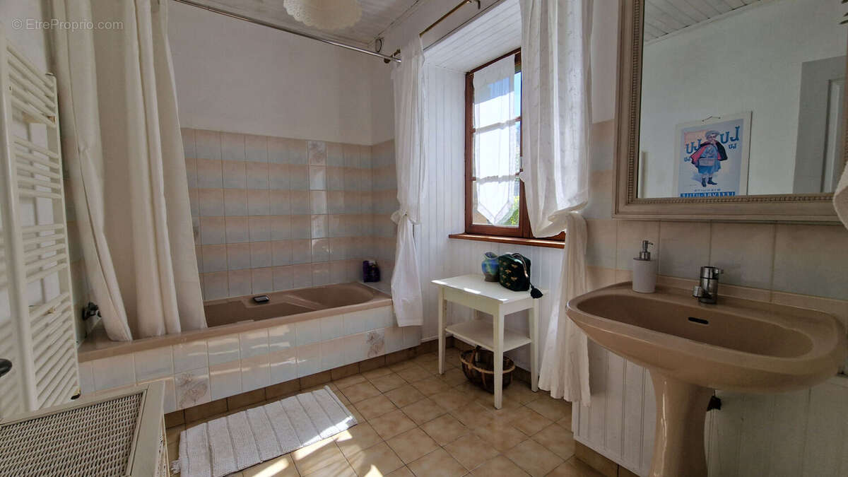 MORBIHAN Charmante maison de campagne de 4 chambres, 2 salles de bains, grand jardin, terrasse, parking - photo 8