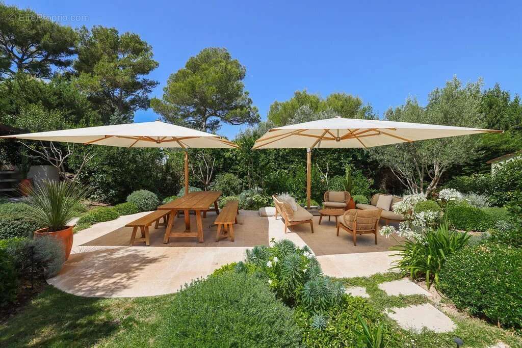 Le Cannet - Quartier résidentiel - Elégante villa de plain-pied avec jardin luxuriant , piscine. Calme absolu - photo 38