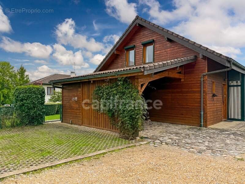 Maison à SAINT-GENIS-POUILLY