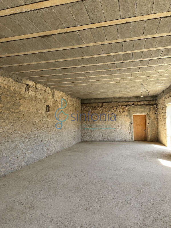 Ancienne remise en pierre à réinventer. Un projet unique au cœur de Saint-Maximin - photo 5