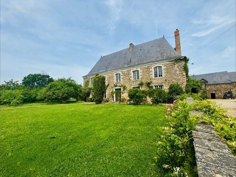 À VENDRE MAYENNE – Manoir d’exception du XIIIe siècle sur 3 hectares – Gîte ou demeure familiale de charme - photo 3