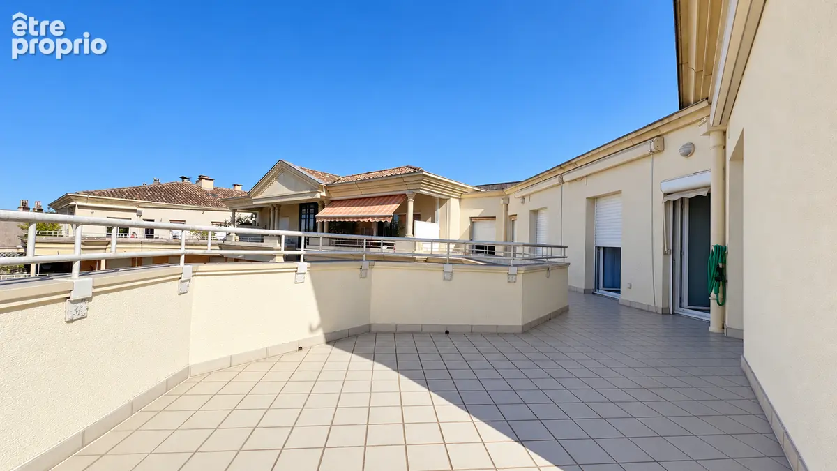 Appartement T5 -131m2 - Centre Ville - photo 2