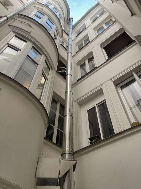 Autre à PARIS-1E