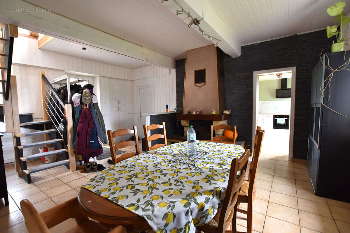 Maison à MONTAIGU-LE-BLIN