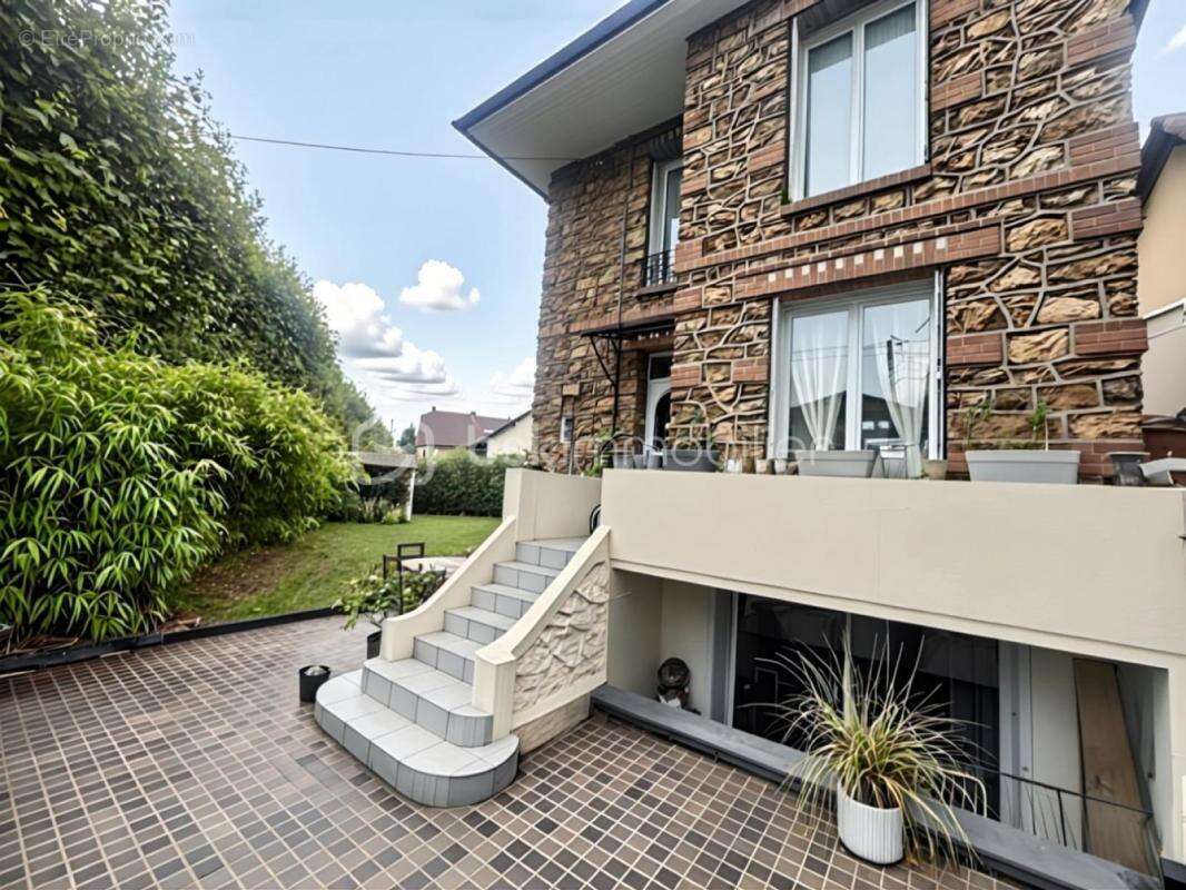 Maison à SAINTE-GENEVIEVE-DES-BOIS