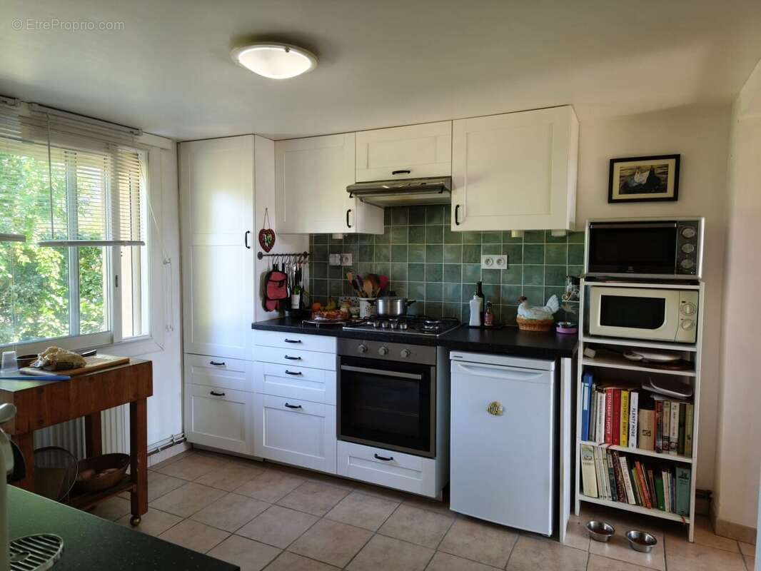 Cuisine fonctionnelle et lumineuse avec espace repas intégré. - Maison à L'ISLE-EN-DODON