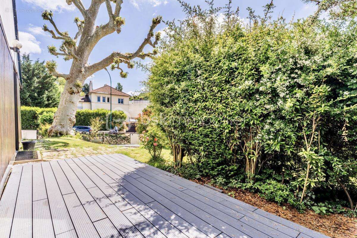 Maison à MARNES-LA-COQUETTE