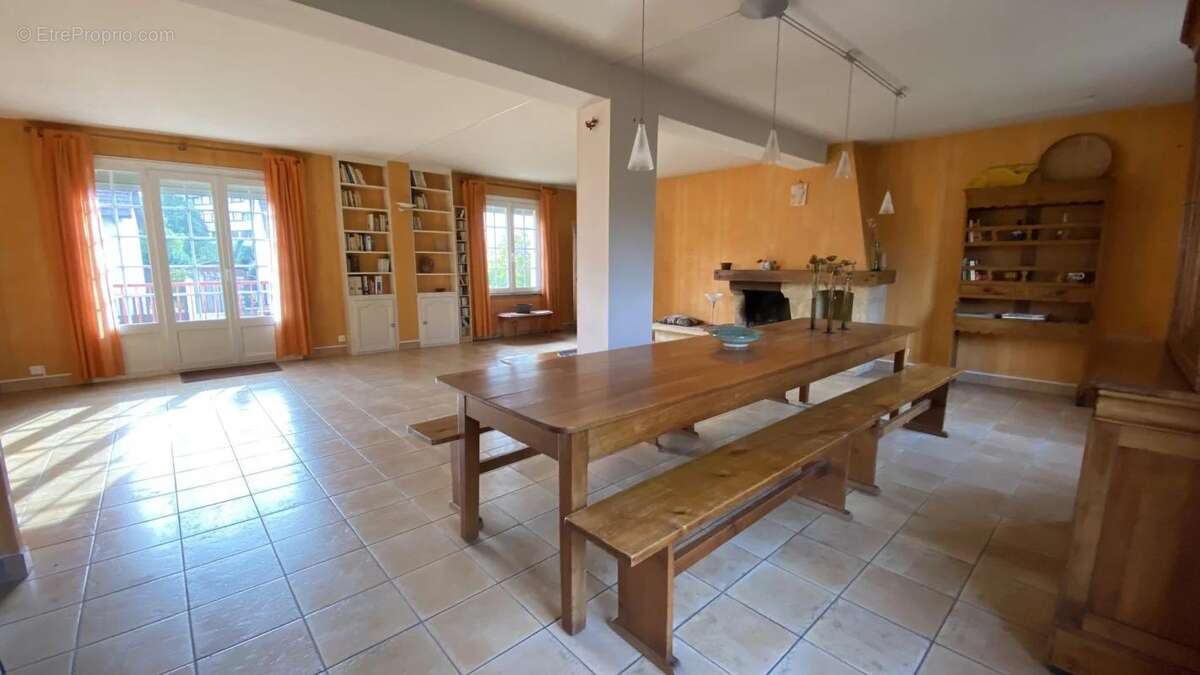 Maison à LES CLAYES-SOUS-BOIS