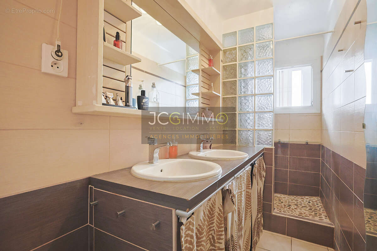 Appartement à CUERS