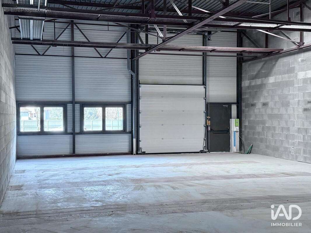 Photo 3 - Commerce à SAINT-ETIENNE-DE-CROSSEY