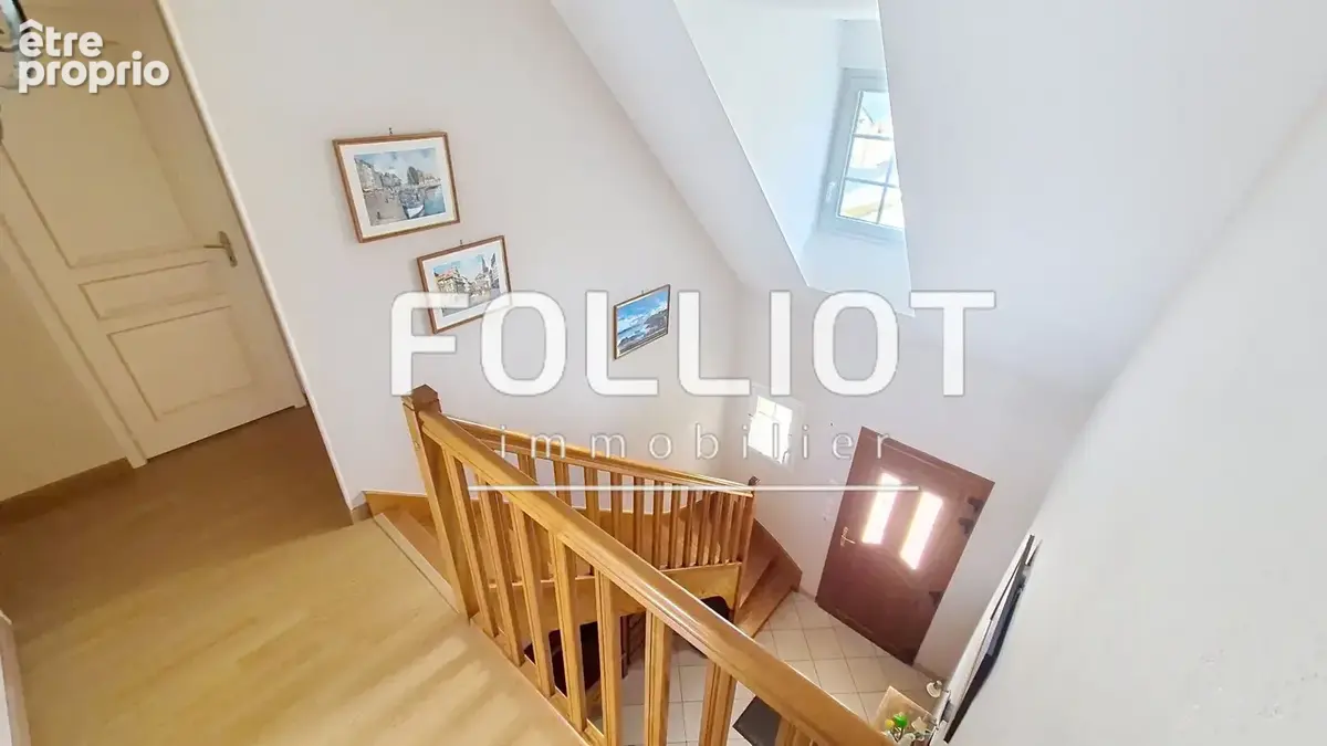 A vendre à Cérences PLEIN CENTRE Maison récente de 130 m² avec vie de plain-pied - photo 11